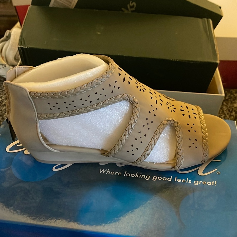 Easy street Thelma sandal in Beige. 7 1/2 WW